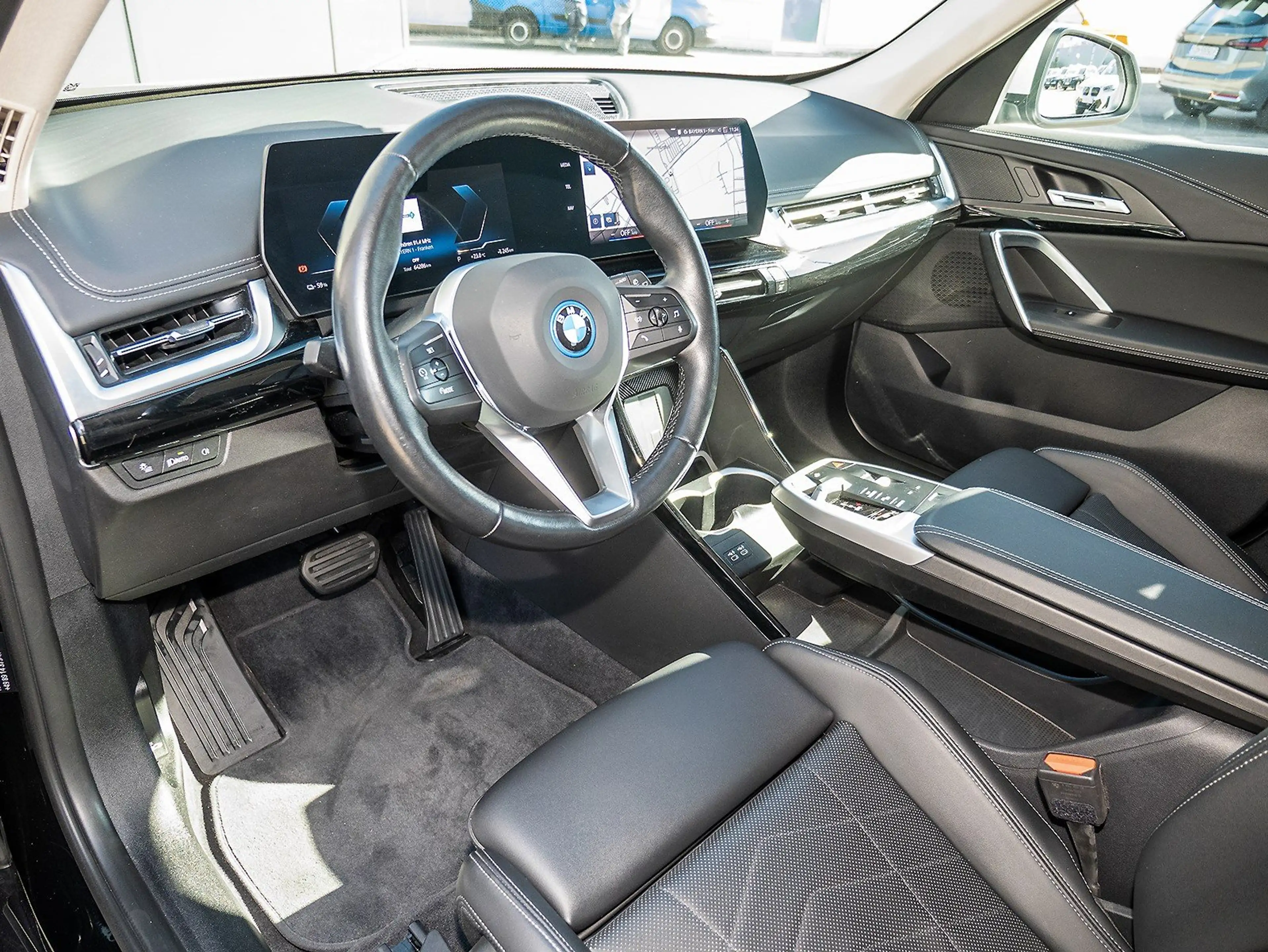 BMW iX1 xDrive30 xLine AdapLED Sportsitz DAB Cam 1VB — photo 4