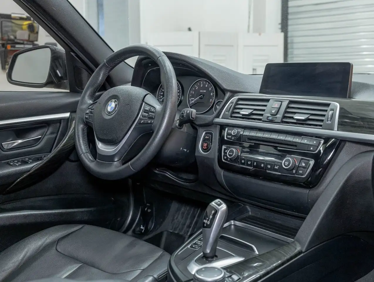 BMW 3 Series снимка BMW 3 Series