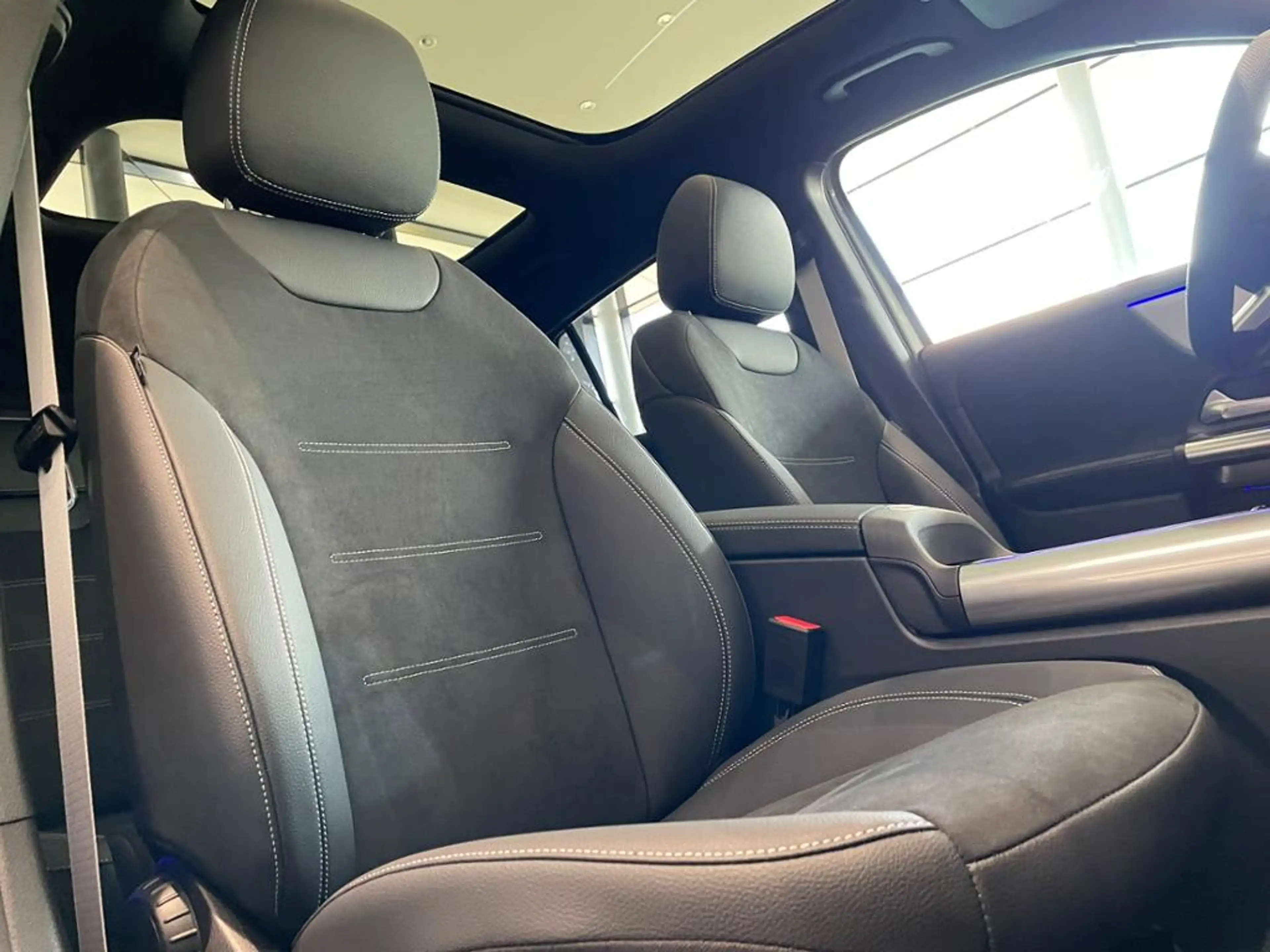 Mercedes-Benz GLA 200 AMG+PANO+AHK+MULTIBEAM+TOTWKL+KEYL+360°+ — photo 11
