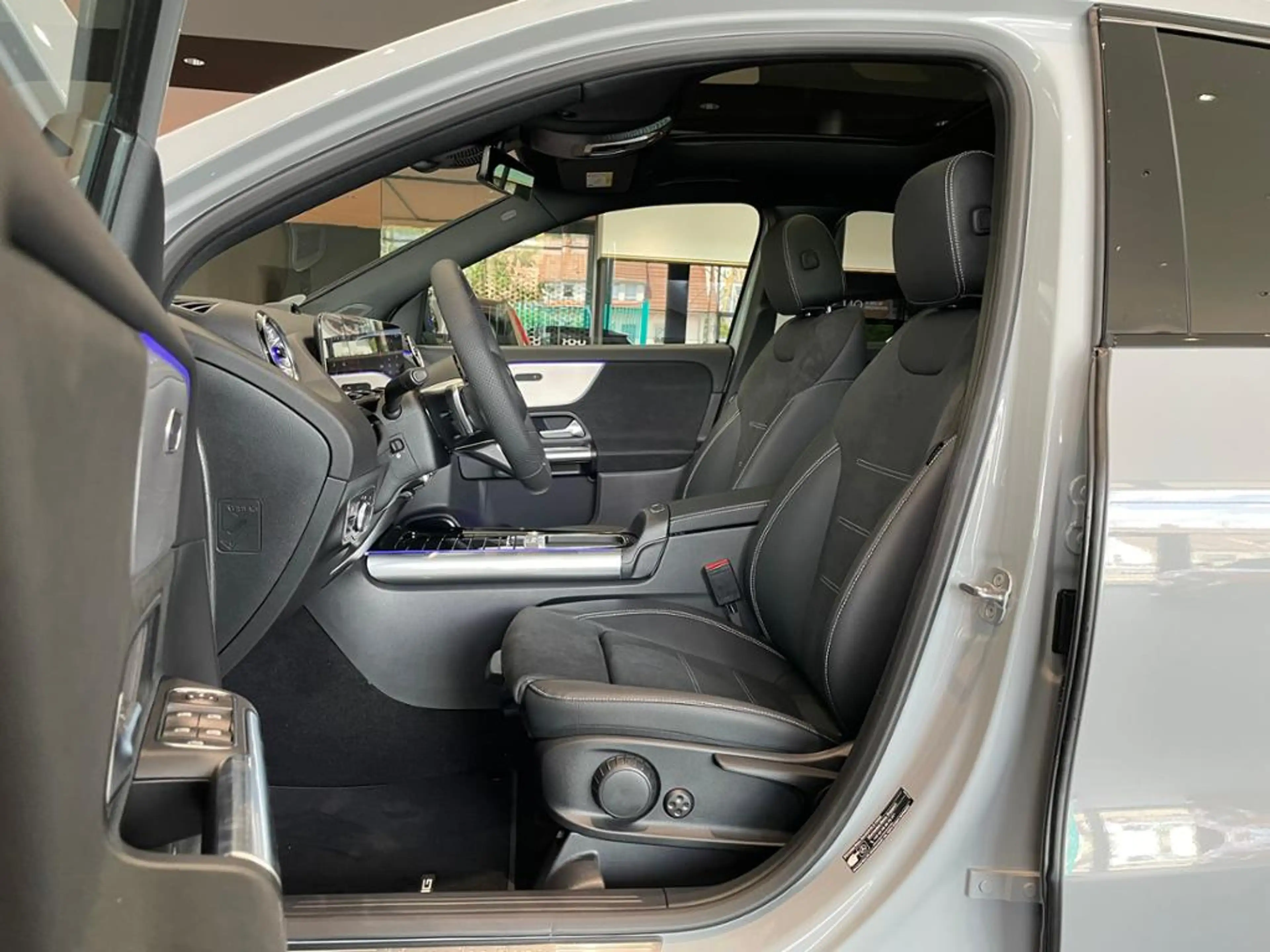 Mercedes-Benz GLA 200 AMG+PANO+AHK+MULTIBEAM+TOTWKL+KEYL+360°+ — photo 3