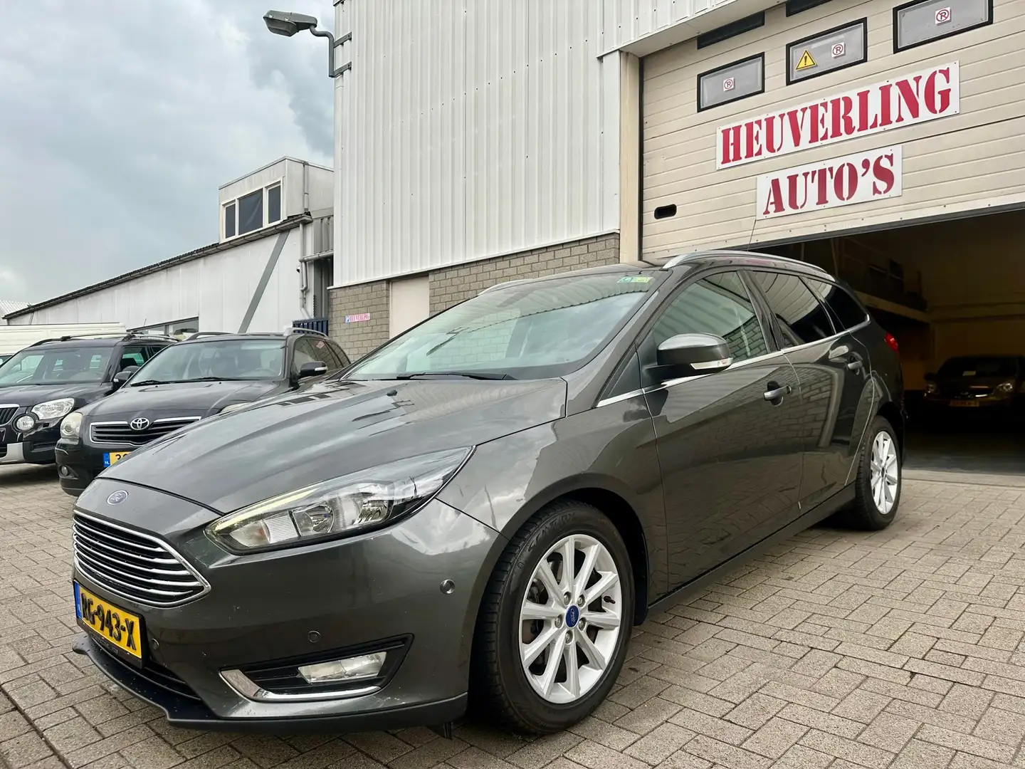 Ford Focus Wagon 1.0 Titanium | Clima | Navi | Cruise | PDC Grijs - 1