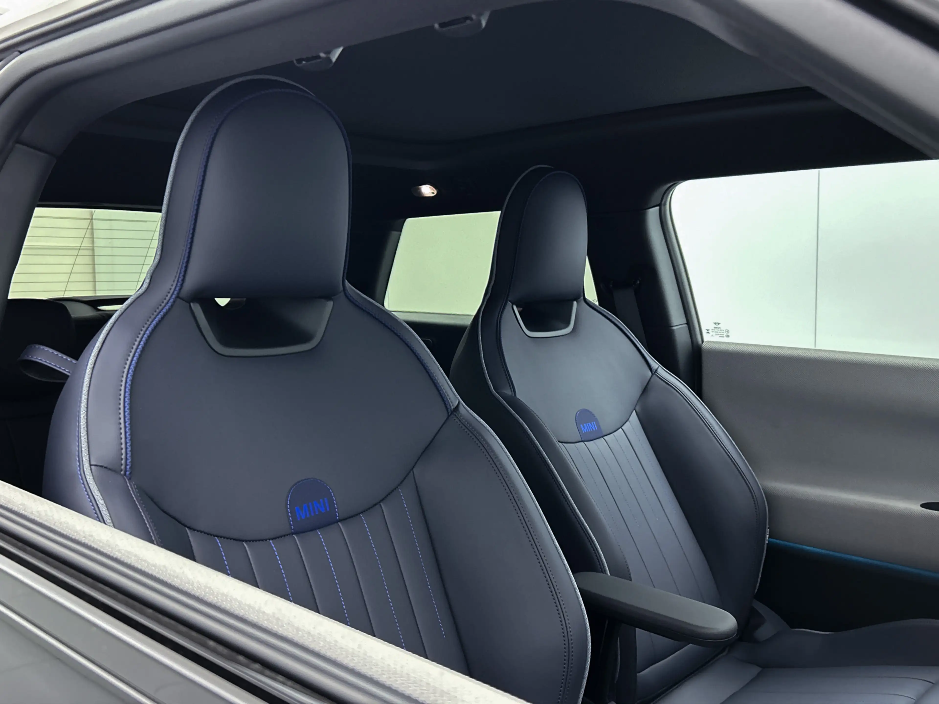 MINI Cooper E Hatchback / Favoured Trim / Pakket L / 18 inch Sli — photo 14