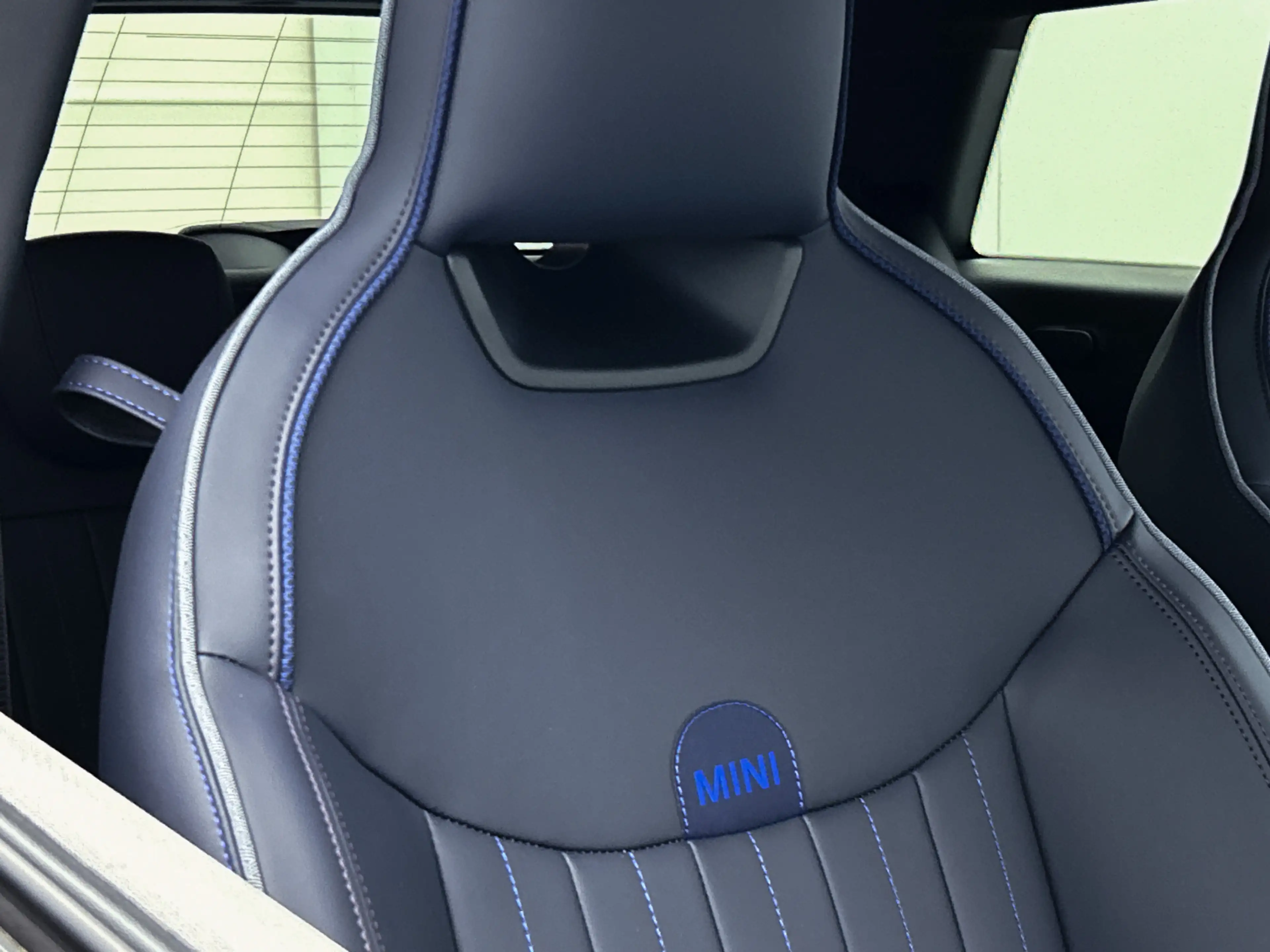 MINI Cooper E Hatchback / Favoured Trim / Pakket L / 18 inch Sli — photo 15