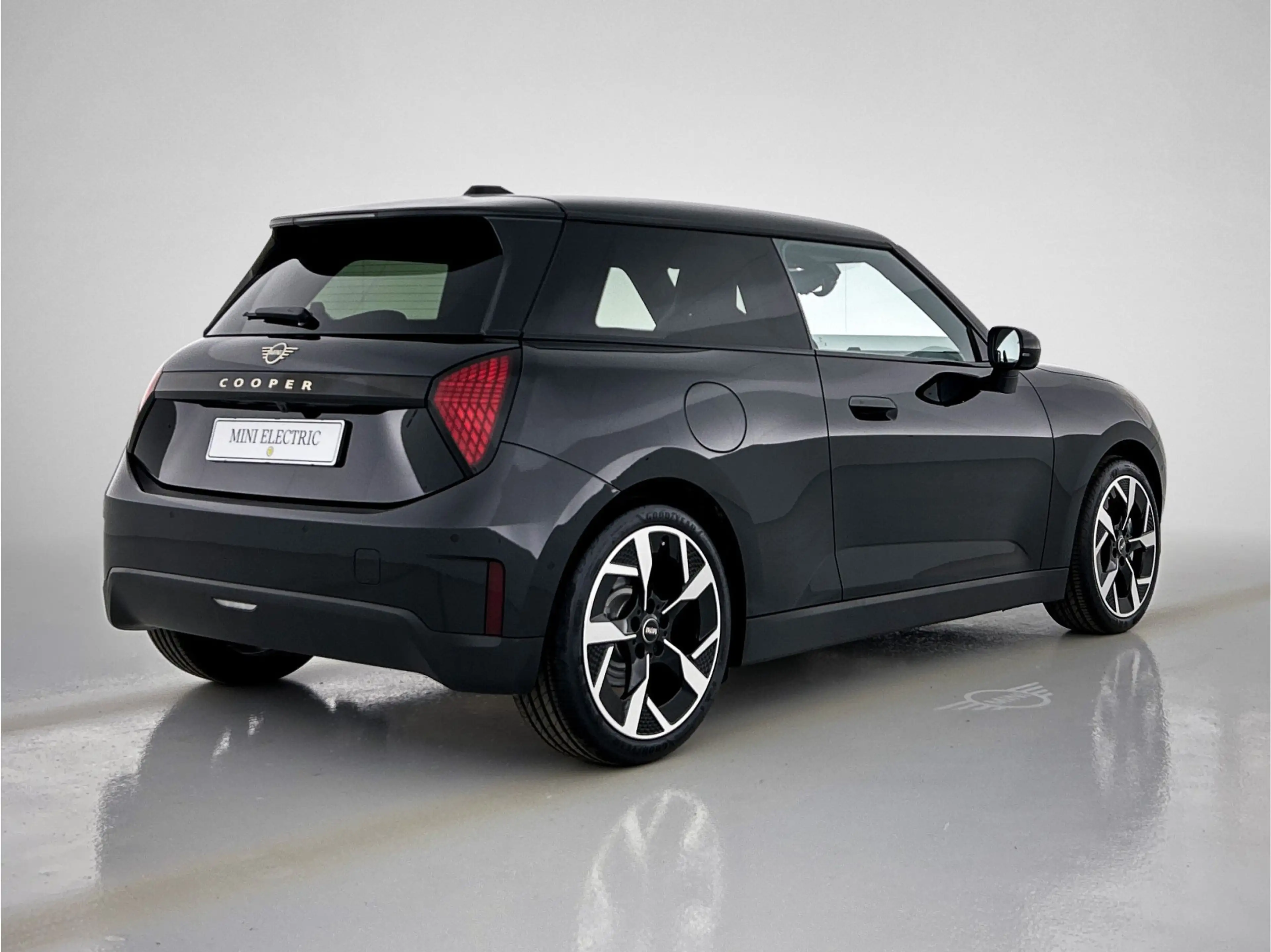 MINI Cooper E Hatchback / Favoured Trim / Pakket L / 18 inch Sli — photo 2