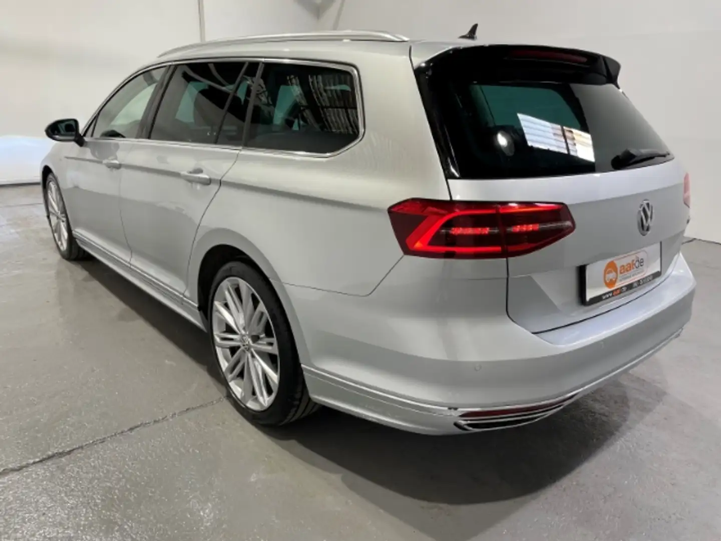Volkswagen Passat Variant 2.0 TDI 4Motion Highline EU6d R-Line Sportpaket Silber - 2