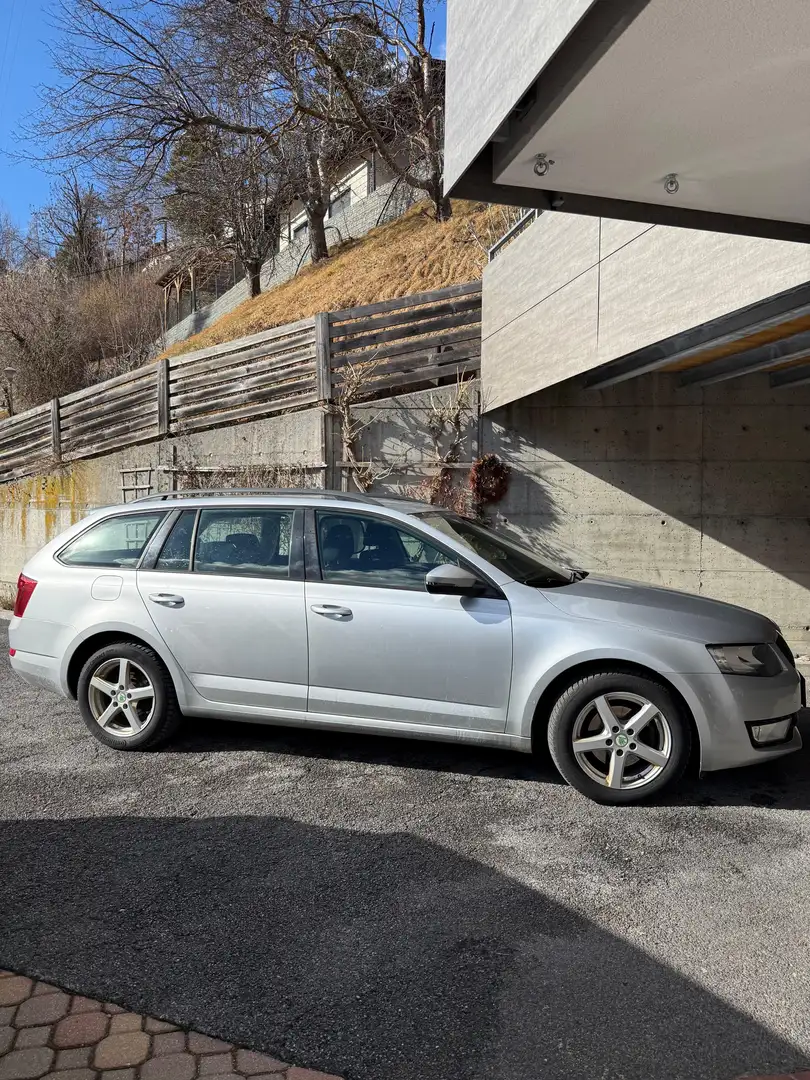 Skoda Octavia Octavia Combi 1,6 TDI 4x4 Ambition Silber - 1