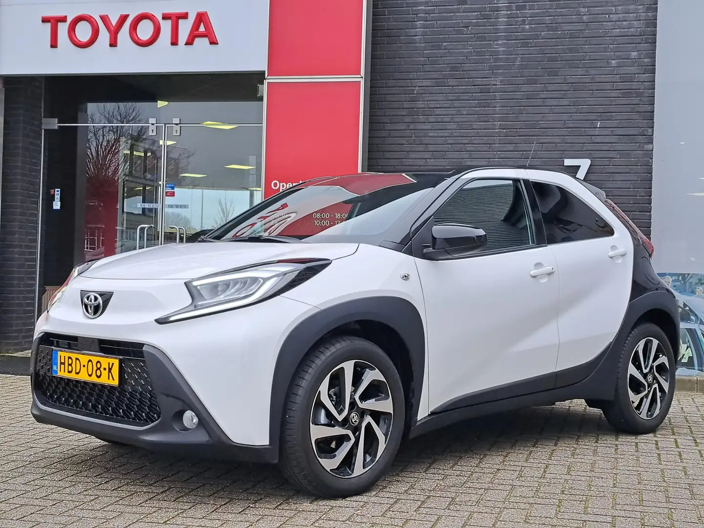 Toyota Aygo X PULSE 5-DEURS APPLE/ANDROID CAMERA CLIMA 17"LMV PR Wit - 1