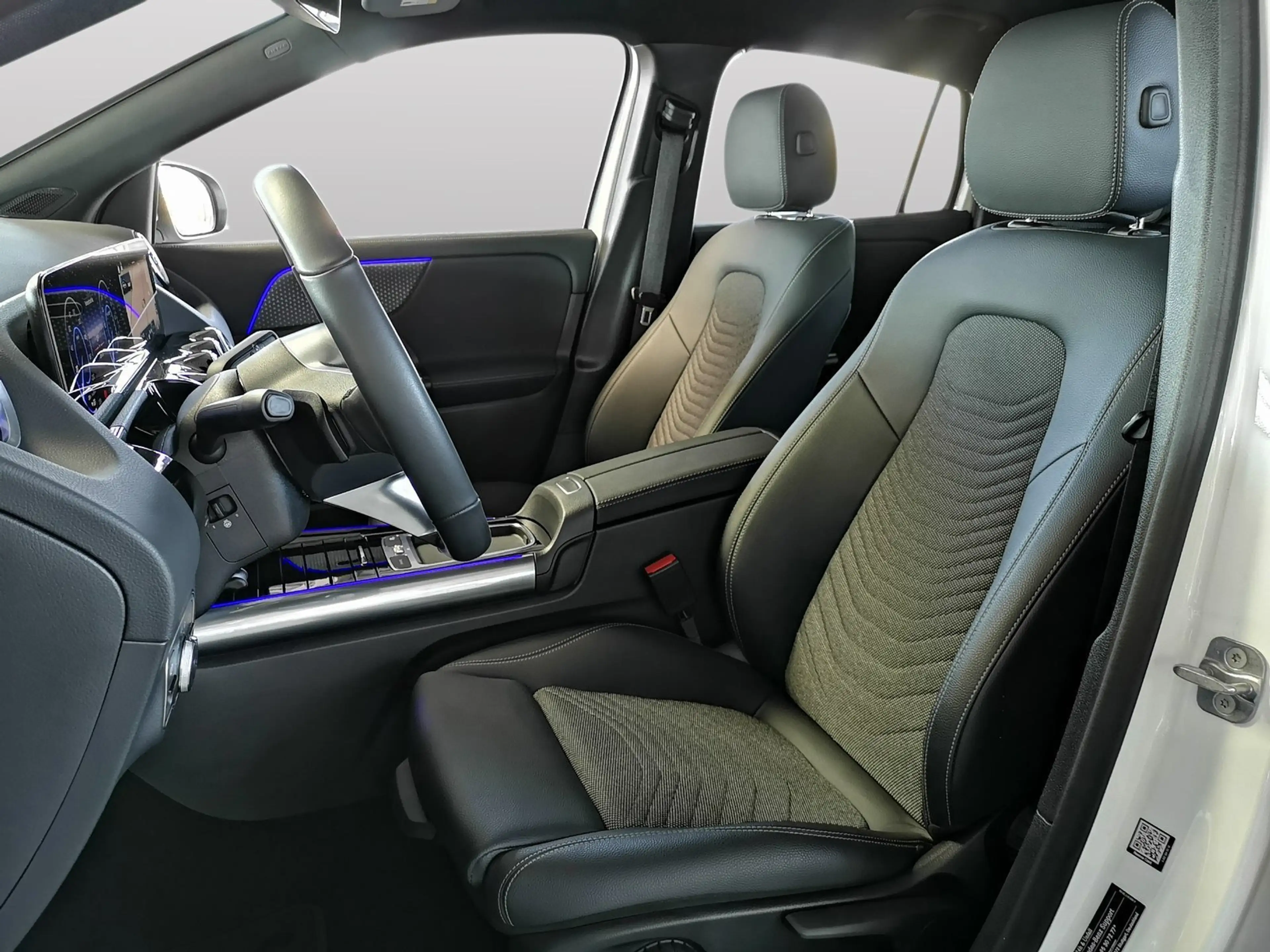 Mercedes-Benz EQA 300 4M Progressive ADVANCED+ANHÄNGERKUPPLUNG — photo 15
