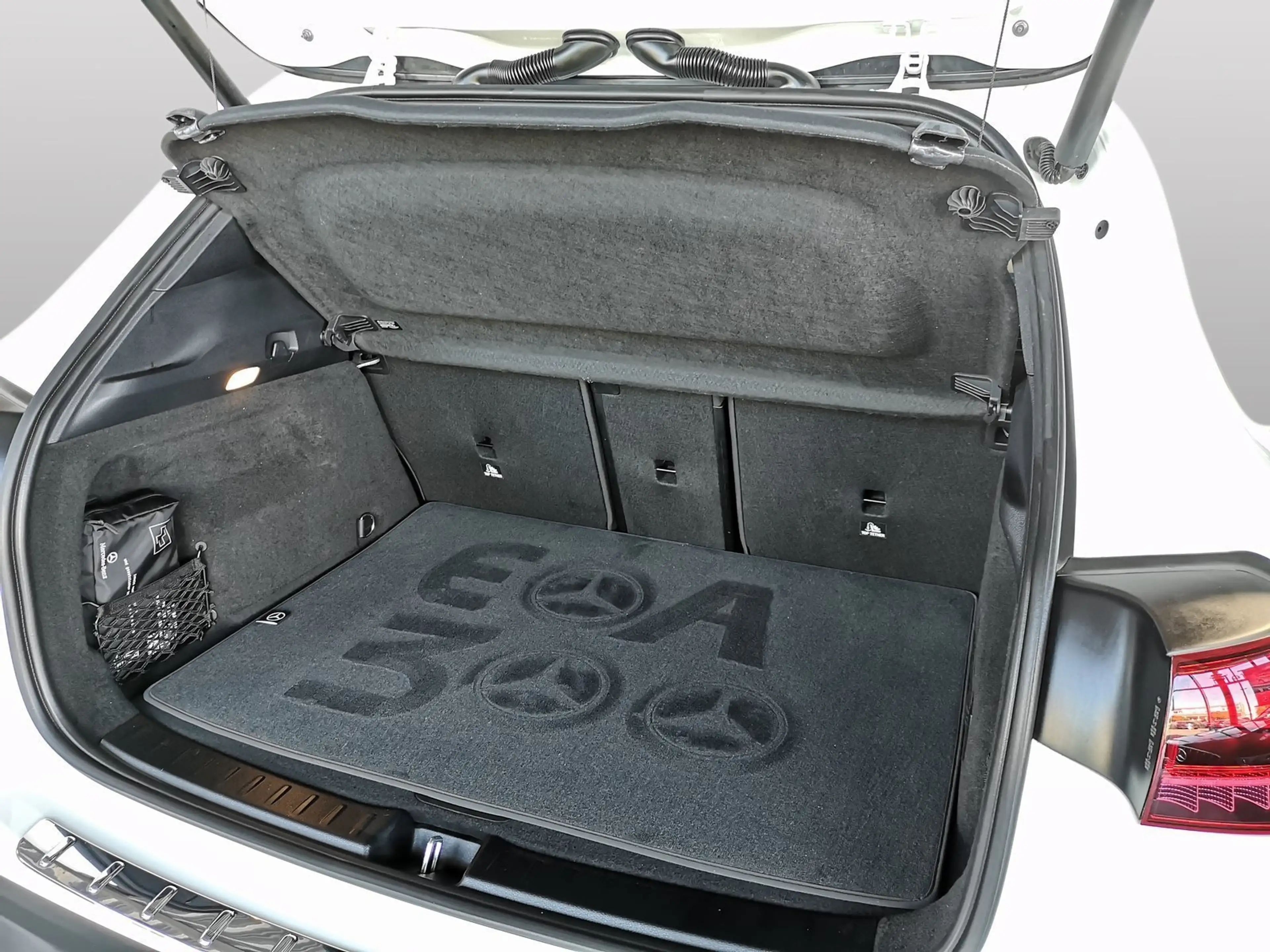 Mercedes-Benz EQA 300 4M Progressive ADVANCED+ANHÄNGERKUPPLUNG — photo 11