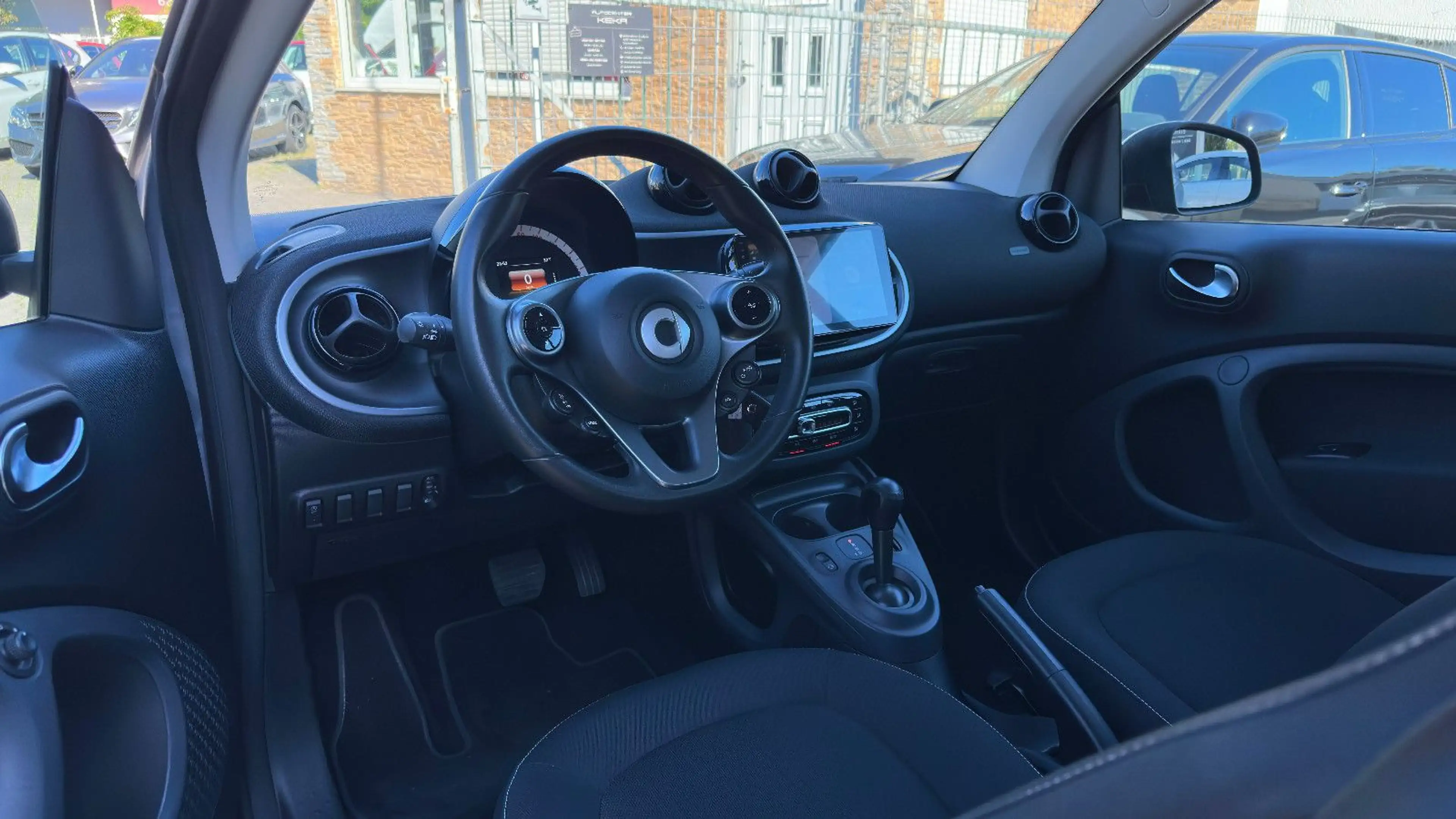 smart forTwo Coupé DCT TITANIA MATT GREY & SILVER! PASSION! — photo 4