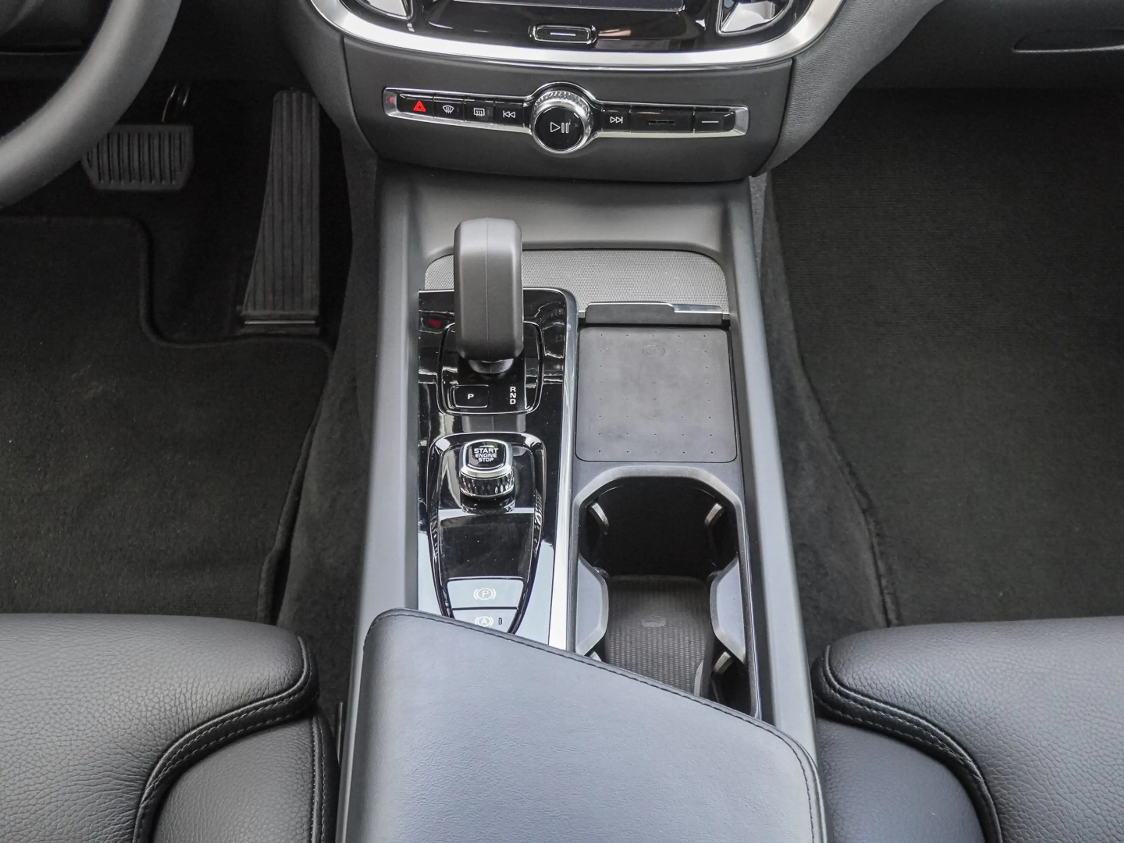 Volvo V60 Cross Country B4 AWD Ultimate Head UP Pano 360Grad — photo 15