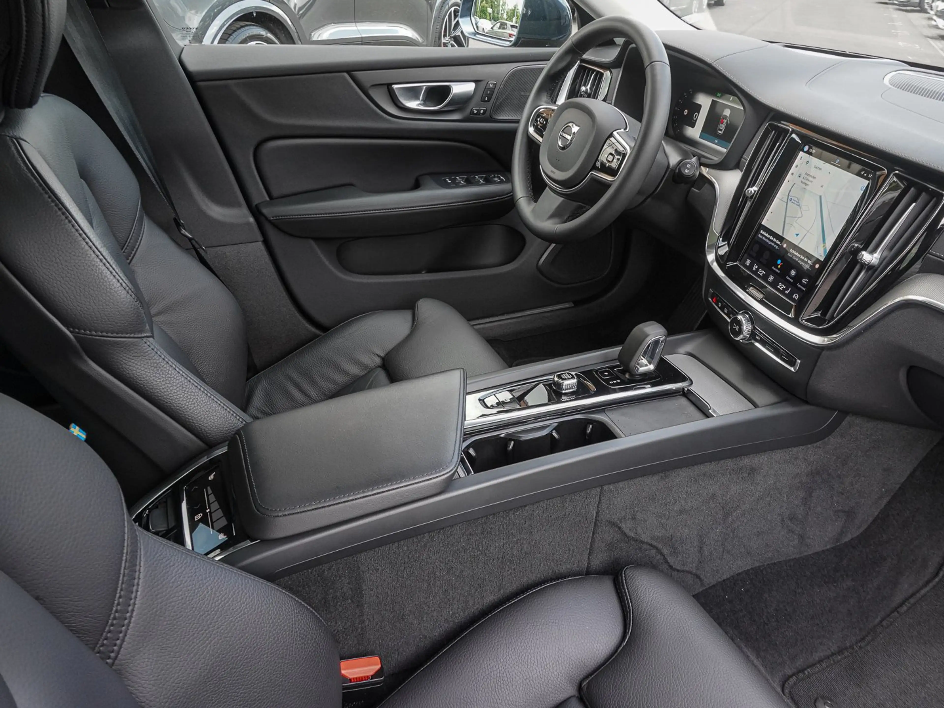Volvo V60 Cross Country B4 AWD Ultimate Head UP Pano 360Grad — photo 9