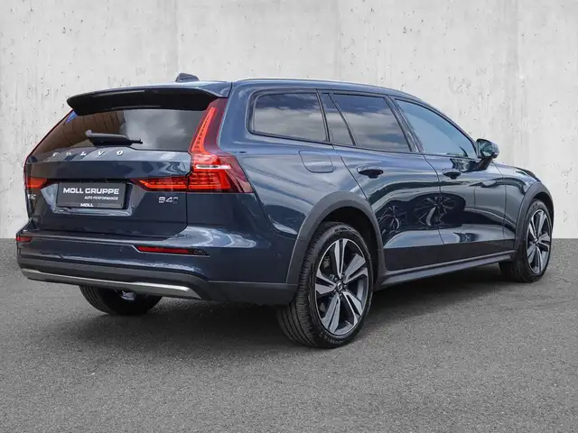 Volvo V60 Cross Country view 4