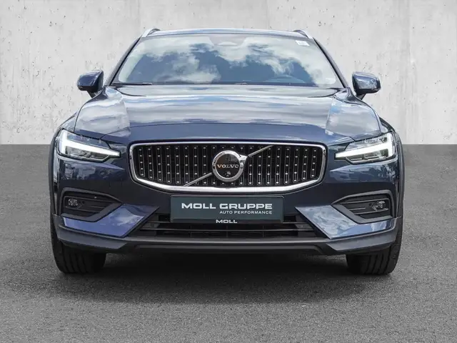 Volvo V60 Cross Country view 3