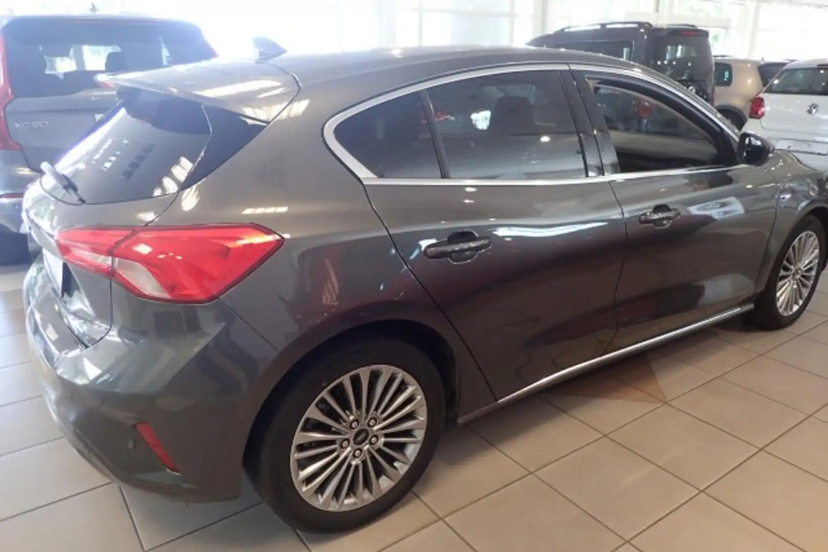 Ford Focus Vignale AUT. LED NAVI LEDER RFK ACC HUD Klima Grau - 2