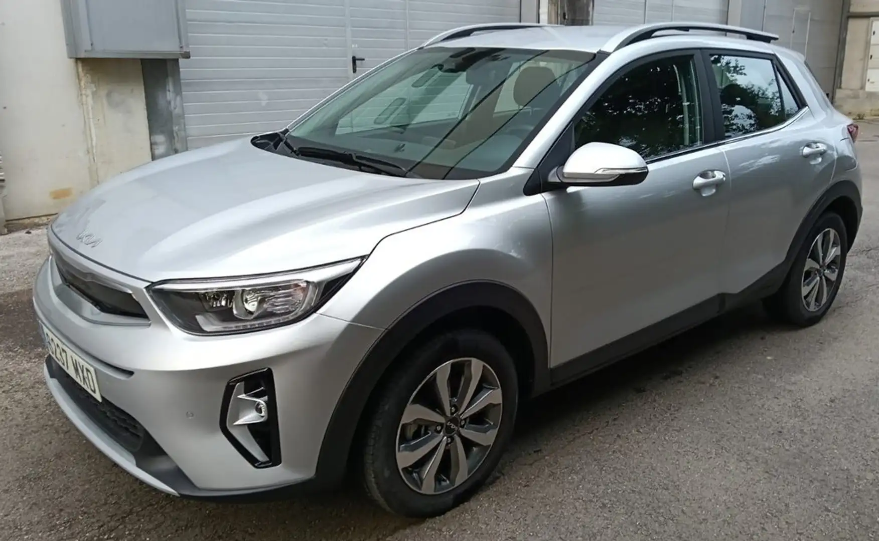 Kia Stonic 1.0 T-GDi 74kW (100CV) MHEV MT Drive Gris - 2