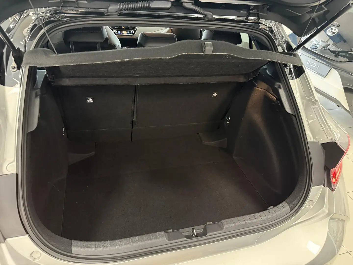 Toyota Corolla 1.8 Hybrid Executive Grijs - 2