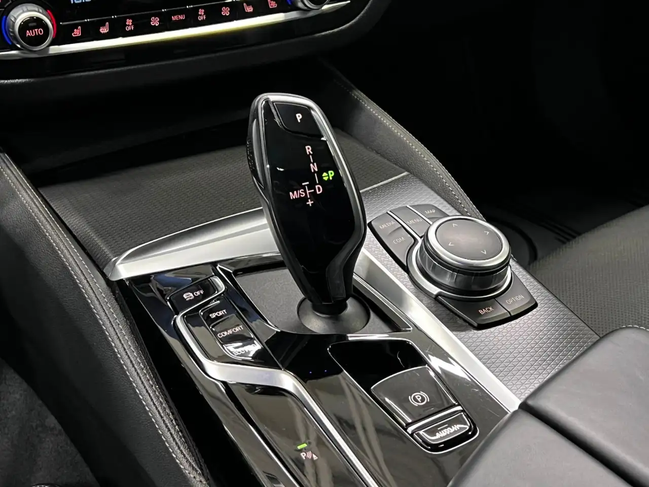 BMW 5 Series снимка BMW 5 Series