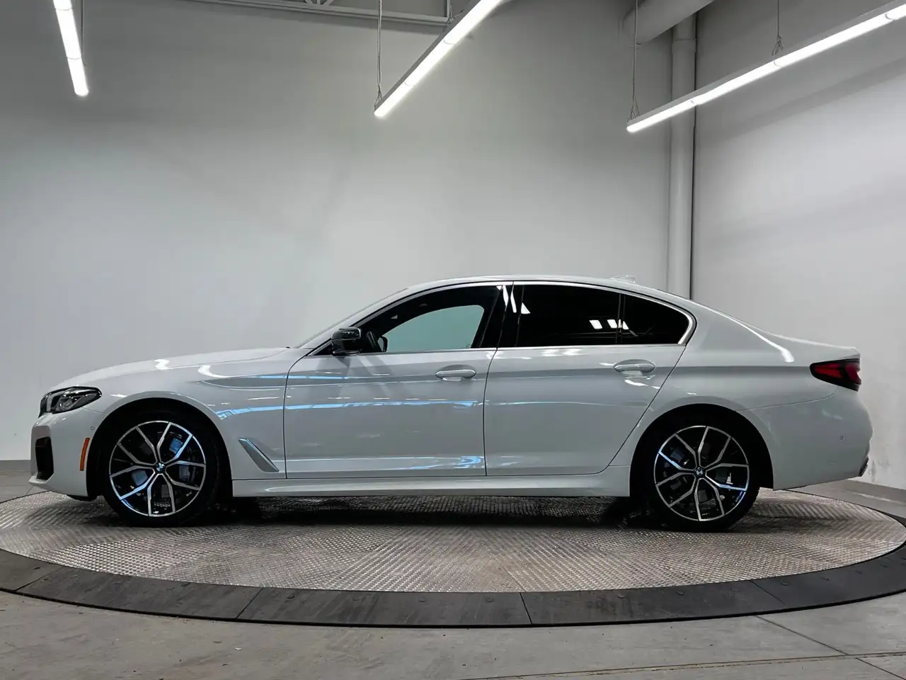 BMW 5 Series снимка BMW 5 Series