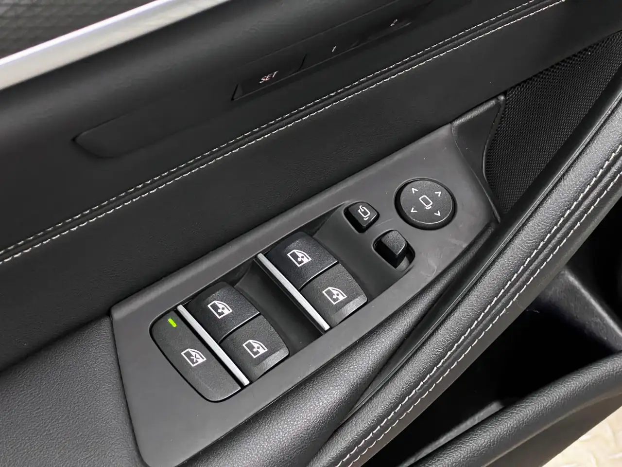 BMW 5 Series снимка BMW 5 Series