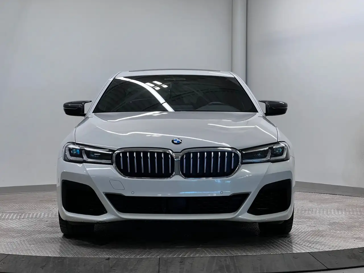 BMW 5 Series снимка BMW 5 Series
