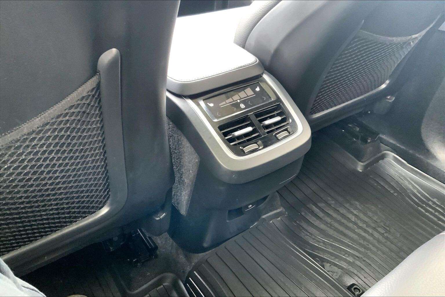 2024 Volvo XC90 | Sunroof | Leather | Heated Steering Wheel thumb 24