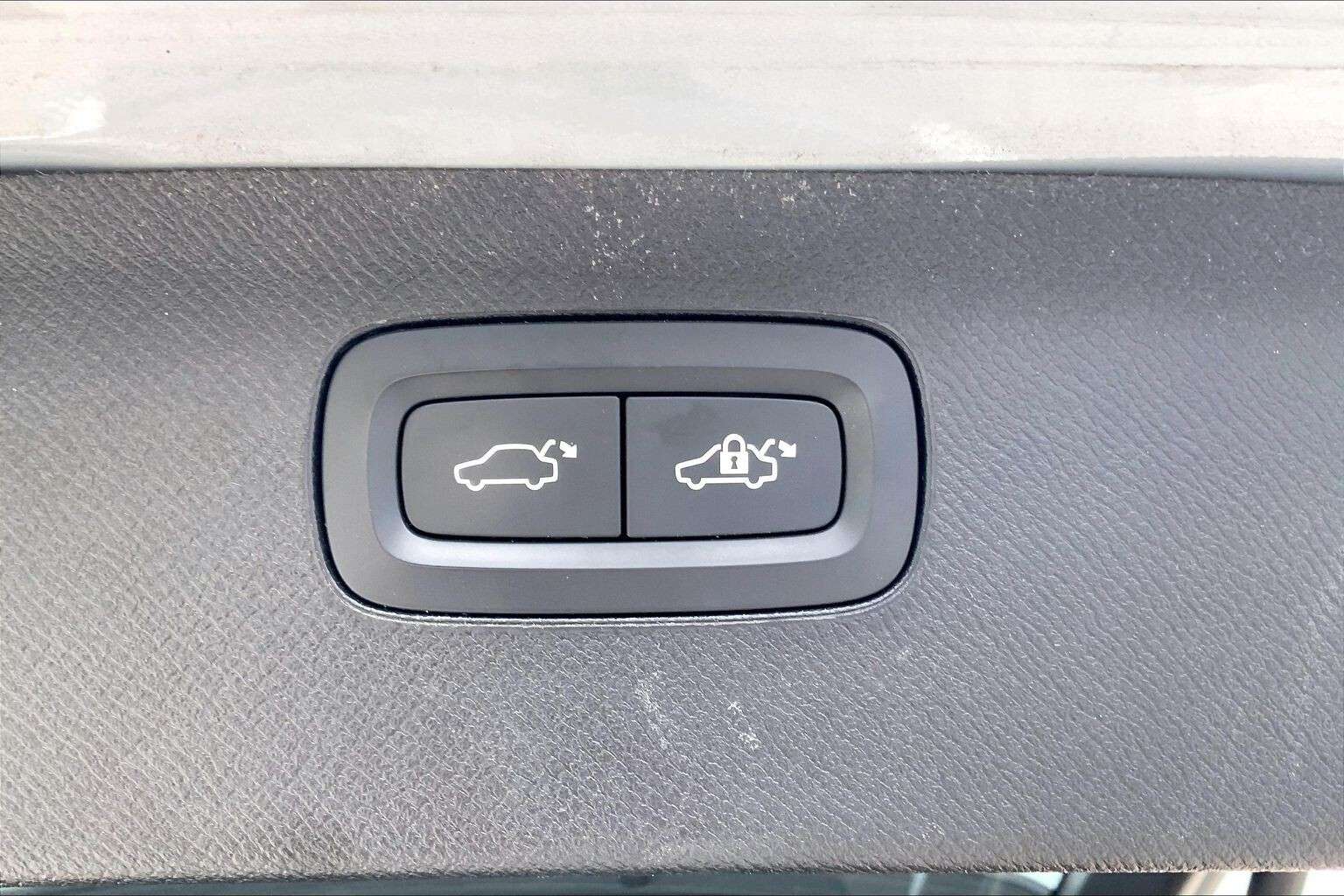 2024 Volvo XC90 | Sunroof | Leather | Heated Steering Wheel thumb 18