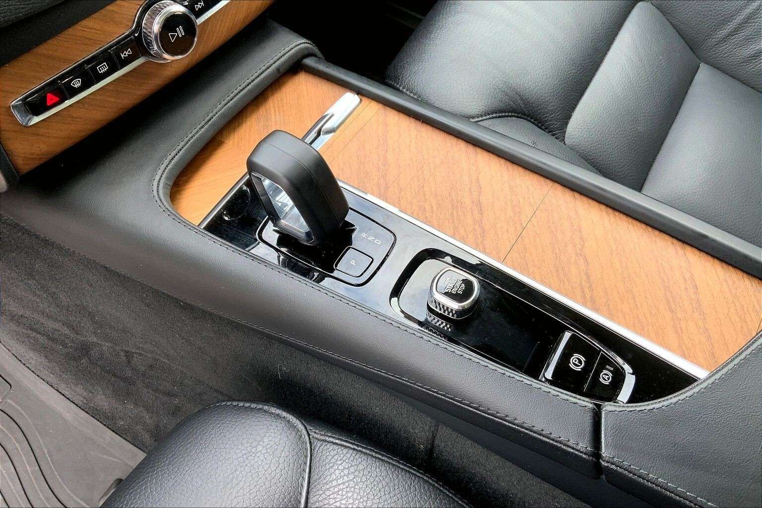 2024 Volvo XC90 | Sunroof | Leather | Heated Steering Wheel thumb 16