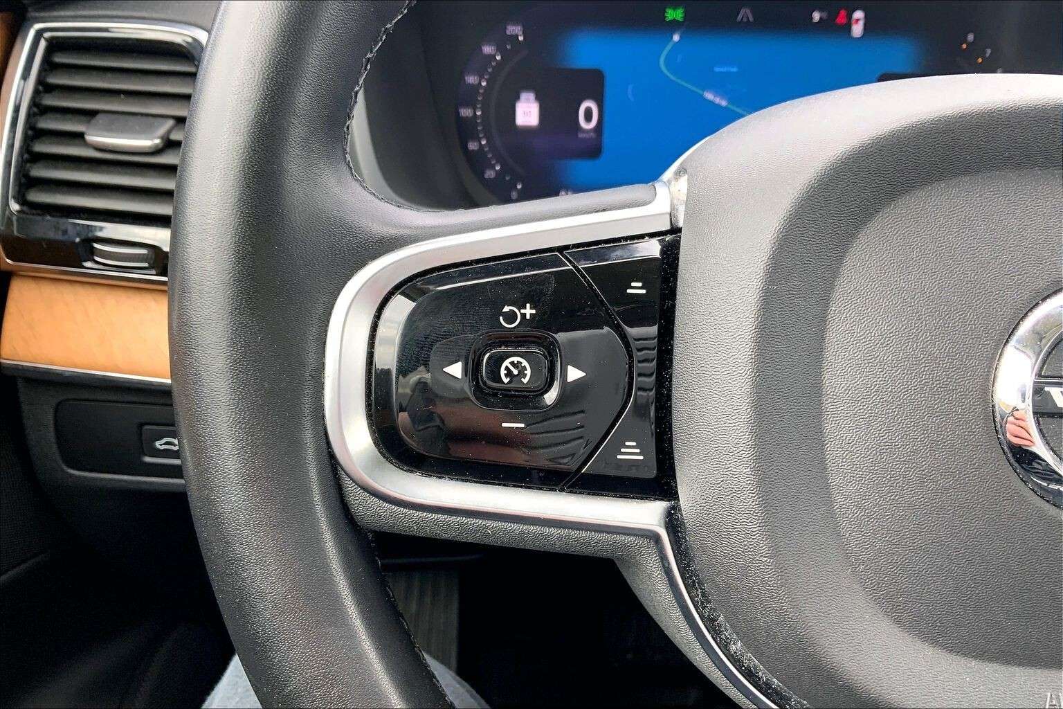 2024 Volvo XC90 | Sunroof | Leather | Heated Steering Wheel thumb 12
