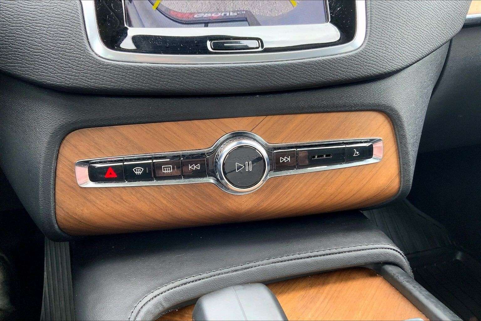 2024 Volvo XC90 | Sunroof | Leather | Heated Steering Wheel thumb 17
