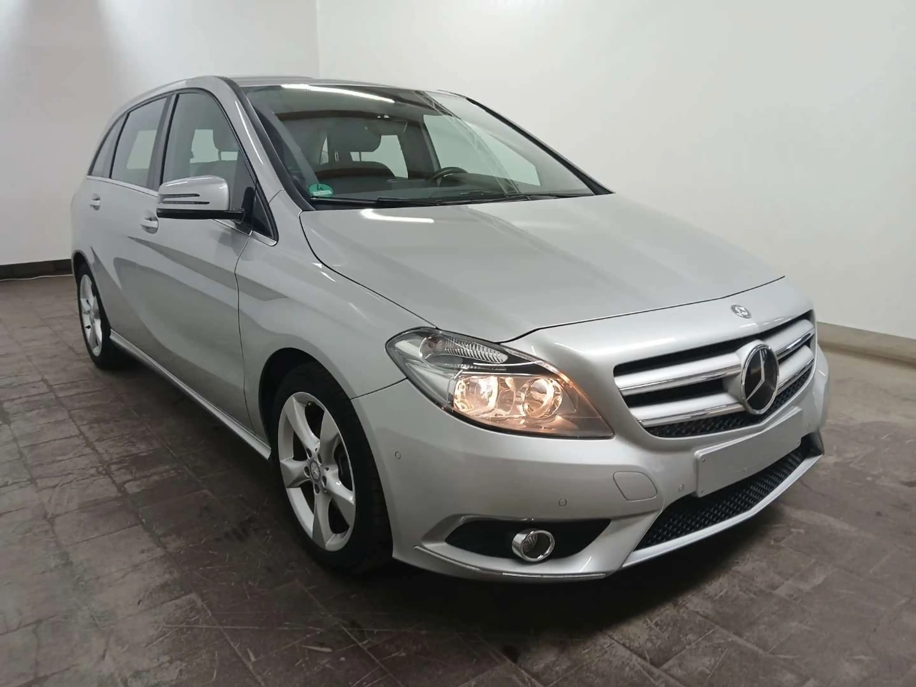Mercedes-Benz B 180 Automatik TÜV & Inspek. Neu Start/stop — photo 2