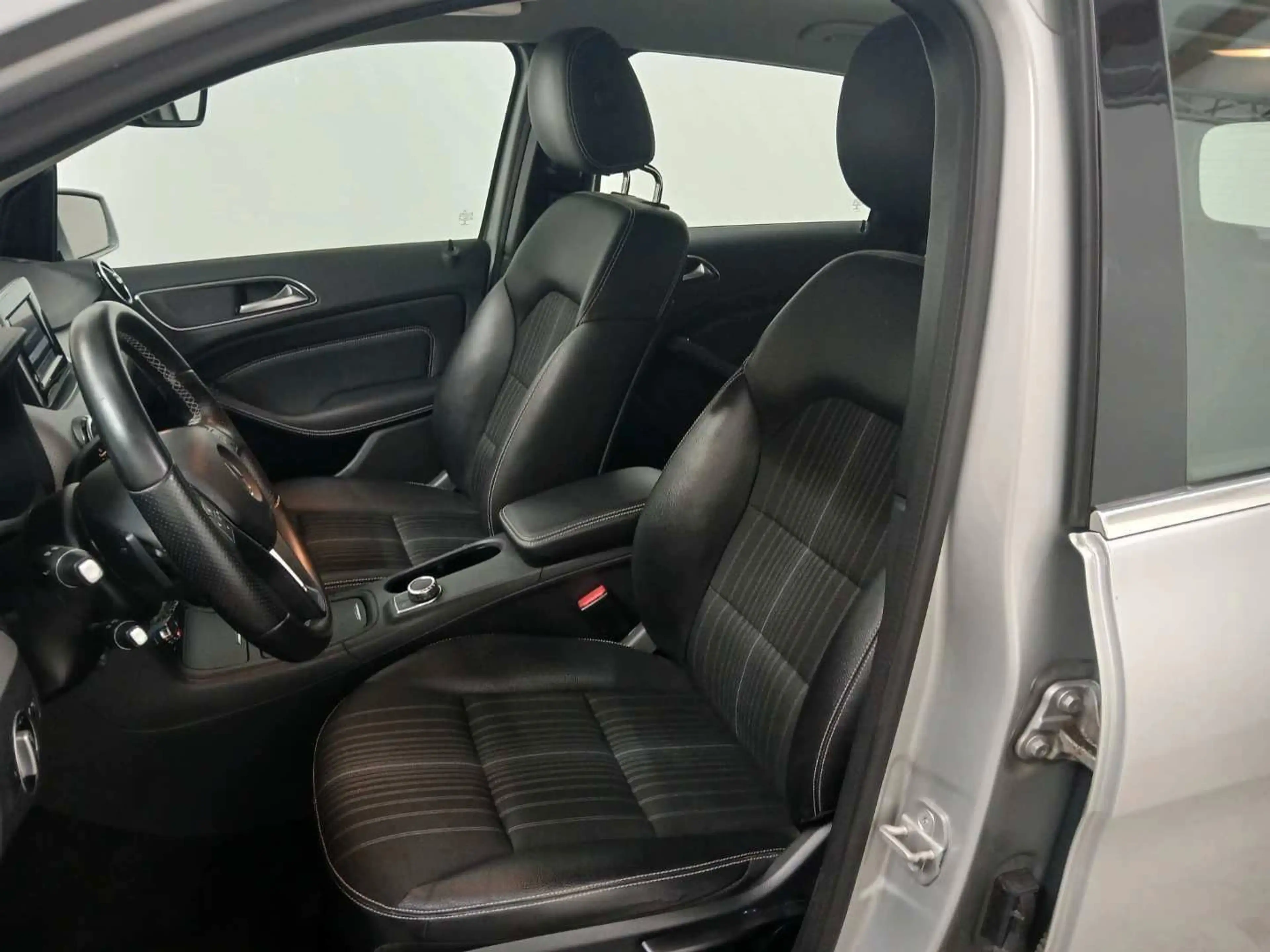 Mercedes-Benz B 180 Automatik TÜV & Inspek. Neu Start/stop — photo 12