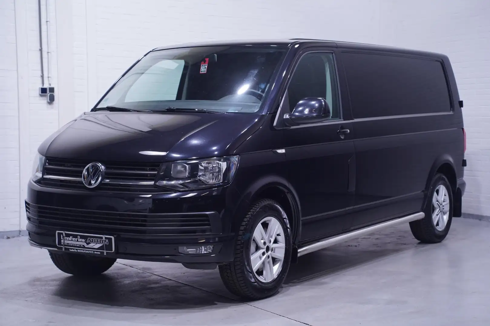 Volkswagen T6 Transporter 2.0 TDI 204 pk DSG Aut. L2 Navi, Trekhaak 17" LMV, Zwart - 2