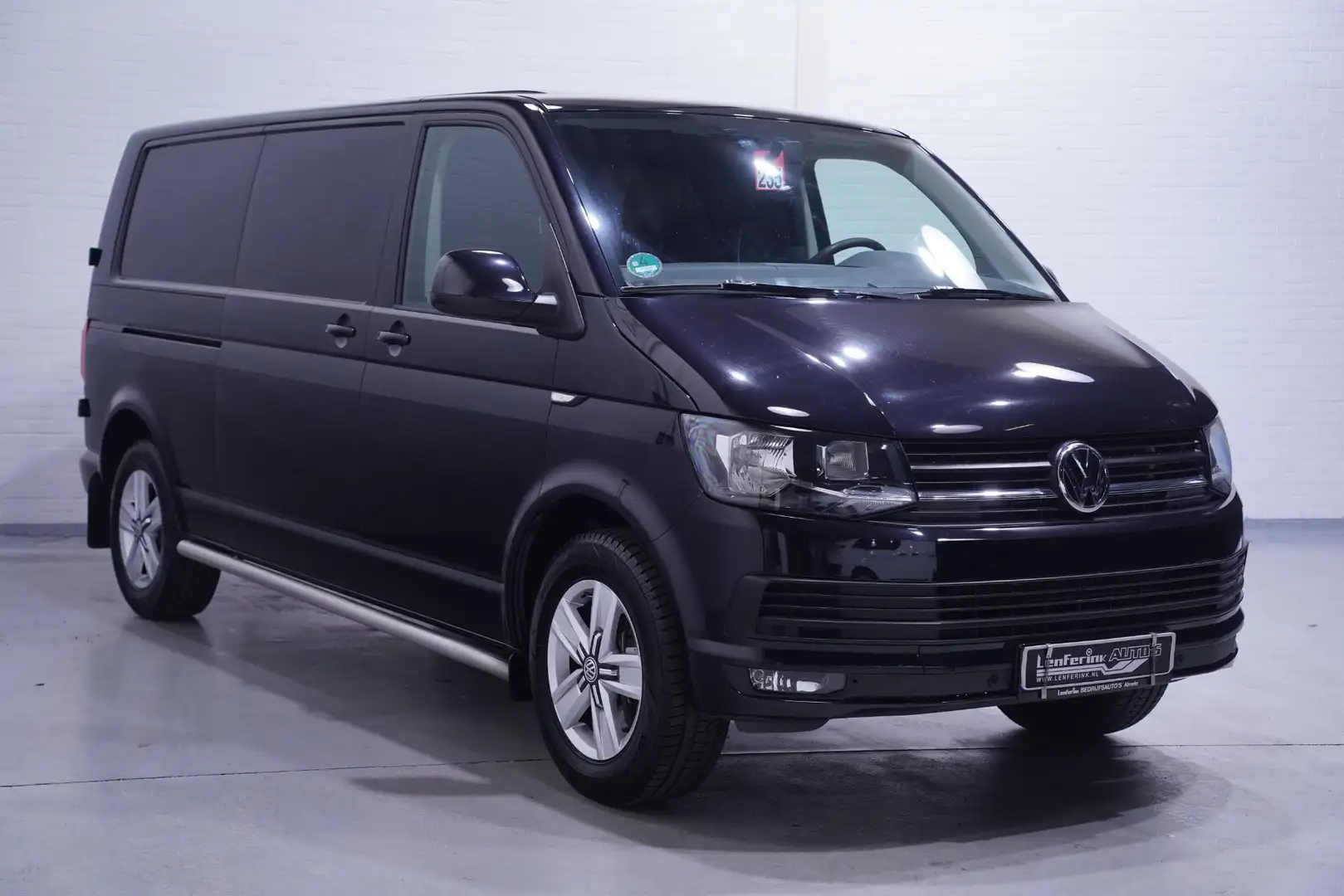 Volkswagen T6 Transporter 2.0 TDI 204 pk DSG Aut. L2 Navi, Trekhaak 17" LMV, Zwart - 2