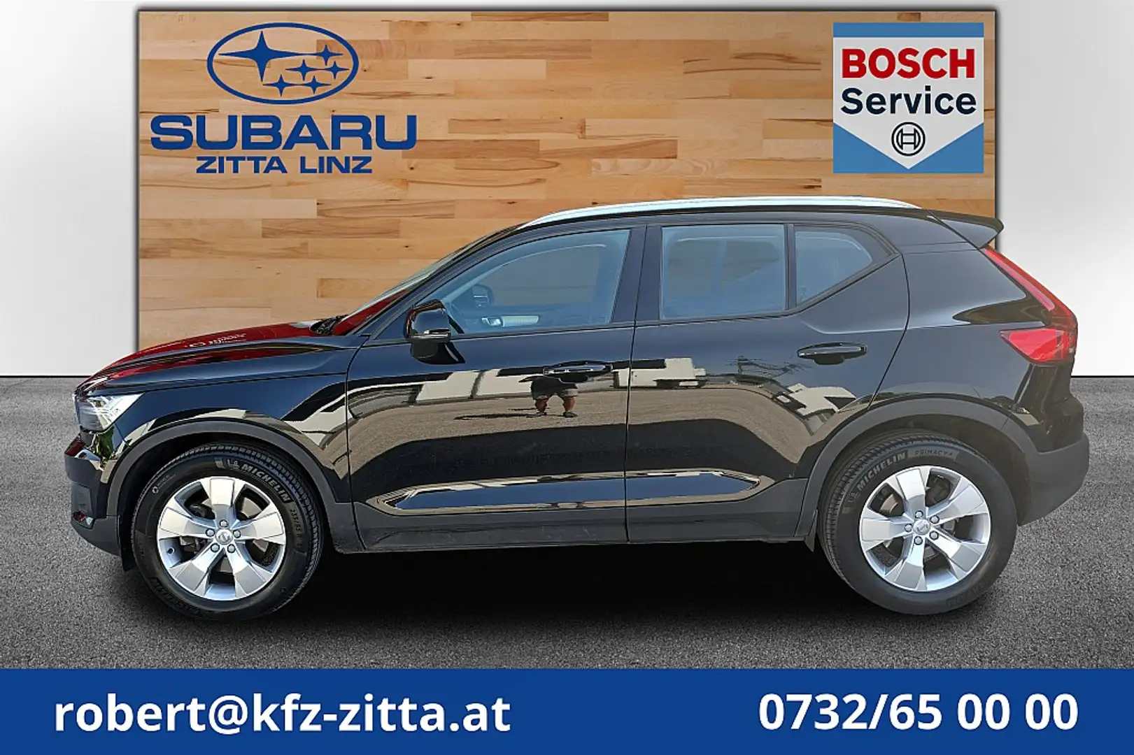 Volvo XC40 D4 Momentum AWD Geartronic Schwarz - 2