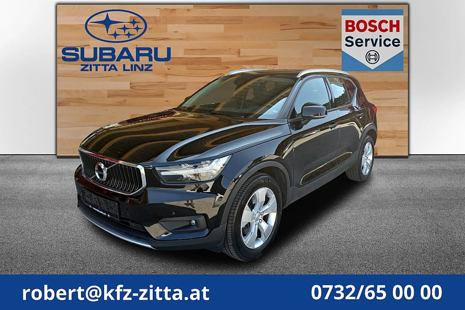 Volvo XC40 D4 Momentum AWD Geartronic Schwarz - 1