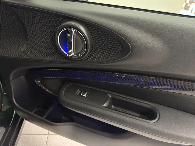 Mini Hatch view 9