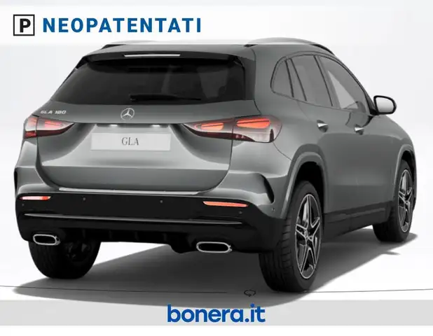 Mercedes-Benz GLA view 3