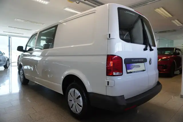 Volkswagen Transporter view 4