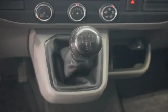 Volkswagen Transporter view 15