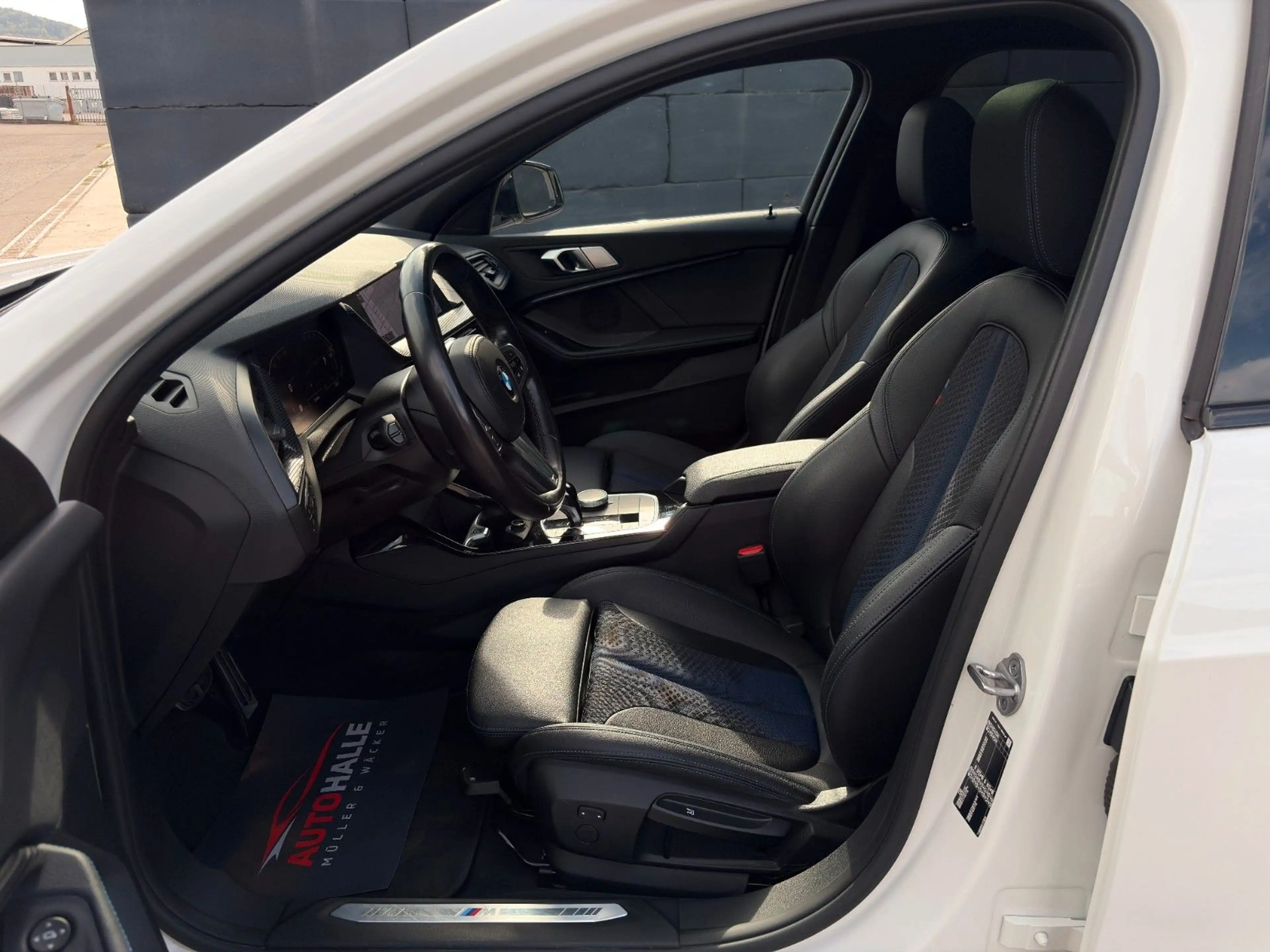 BMW 118 i M Sport Autom PANO TEMP SHZ PDC LED CarPlay — photo 11