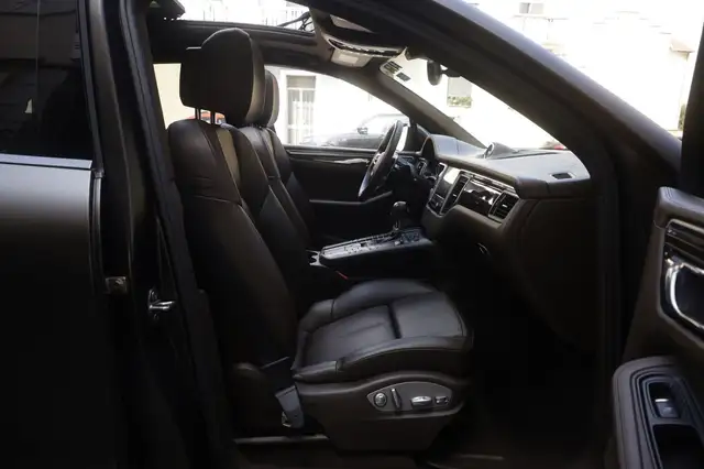Porsche Macan view 13
