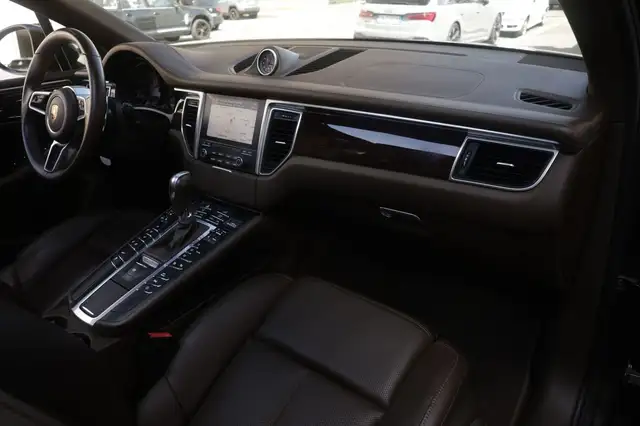 Porsche Macan view 11