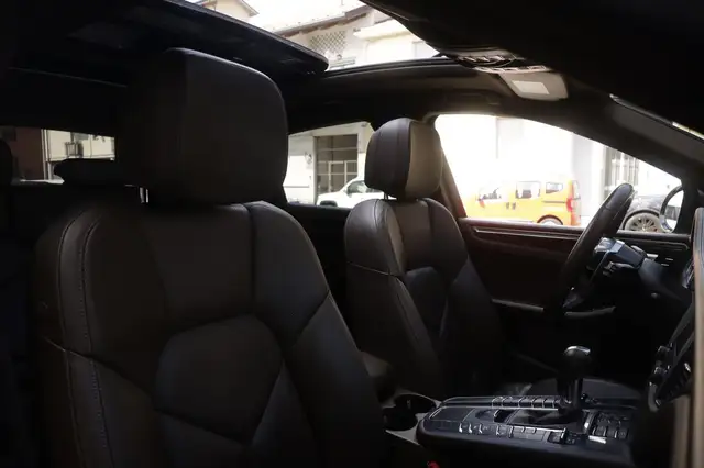 Porsche Macan view 3