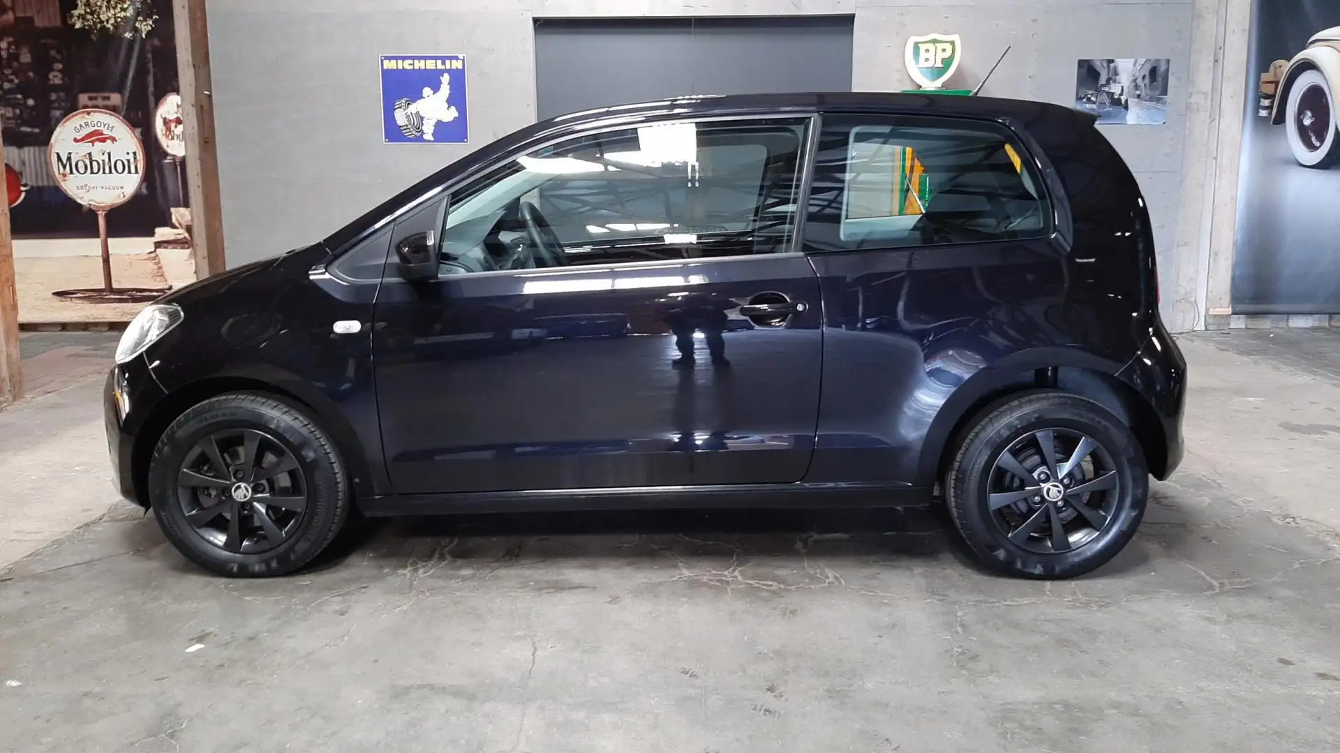Skoda Citigo 1.0 Greentech Ambition 60PK | Airco | LMV | NAP Zwart - 2