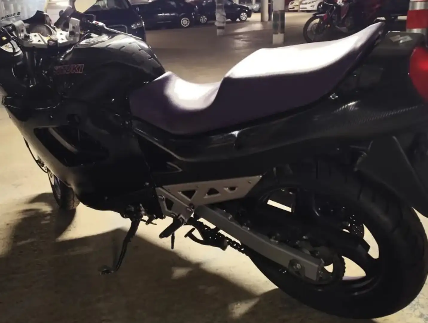 Suzuki GSR 750 Burdeos - 2