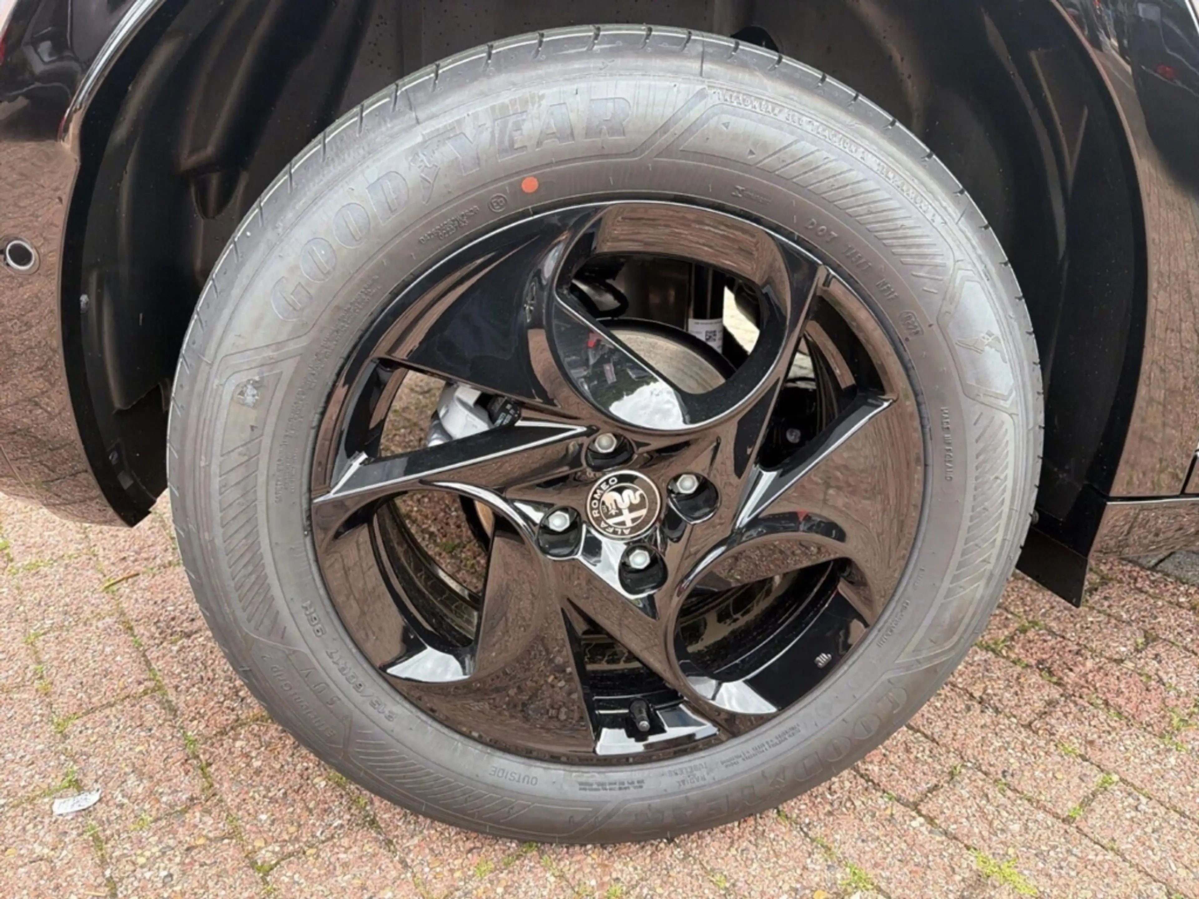 Alfa Romeo Junior Ibrida TI 1,2 VGT 107kW MY26-Panoramadach — photo 7