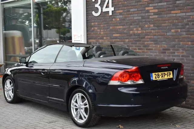 Volvo C70 view 2