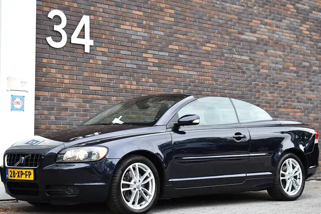 Volvo C70 view 3