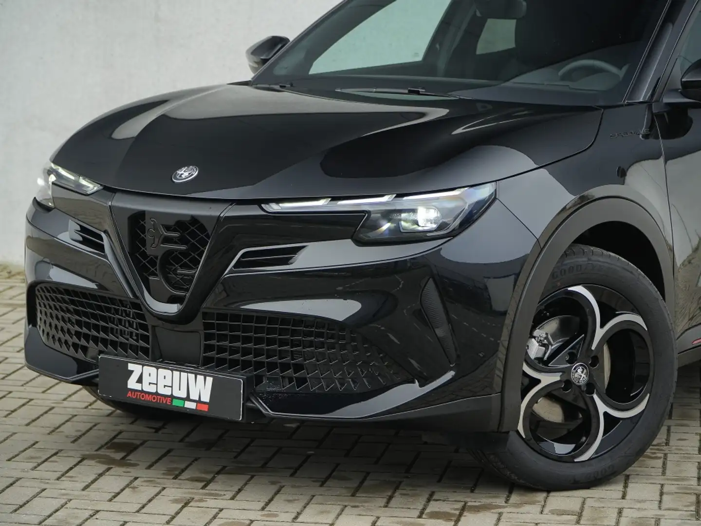 Alfa Romeo Junior 1.2 Turbo 136 PK Ibrida Speciale | Techno Nero - 2